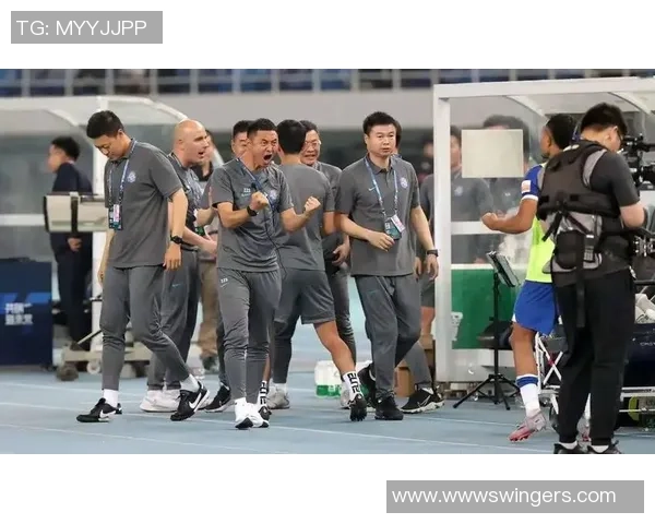 深圳篮球队进攻体系解析：战术创新与团队协作的完美结合